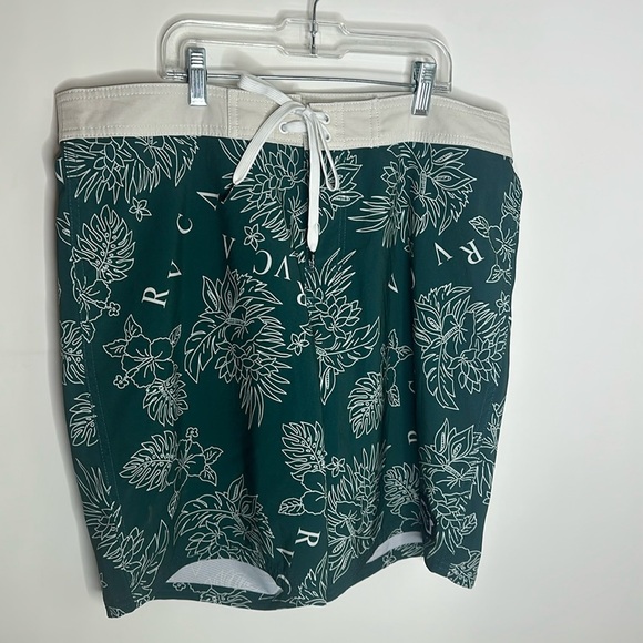 RVCA men’s board swim shorts trunks size 34 EUC - Picture 1 of 3